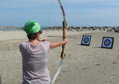 Activités entreprise à la plage avec le tir à l'arc