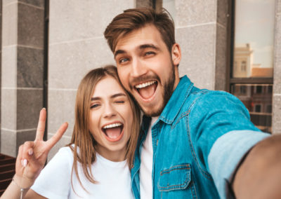 Couple faisant un selfie