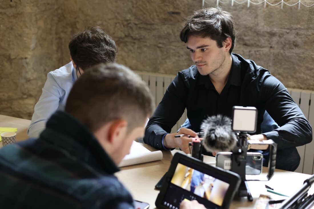 team building clip video film pub en entreprise